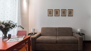 Departamento (1 Bedroom) | Área de sala de estar | Smart TV de 32 pulgadas con canales por cable