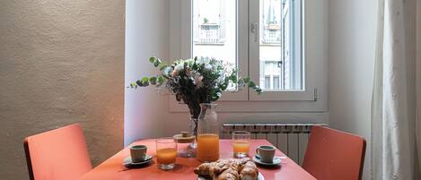 Appartement (1 Bedroom) | Woonruimte | Een 32-inch smart-tv met kabelzenders