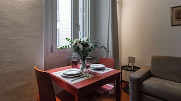 Apartament (1 Bedroom) | Sala d'estar | Televisor intel·ligent de 32 polzades amb canals per cable