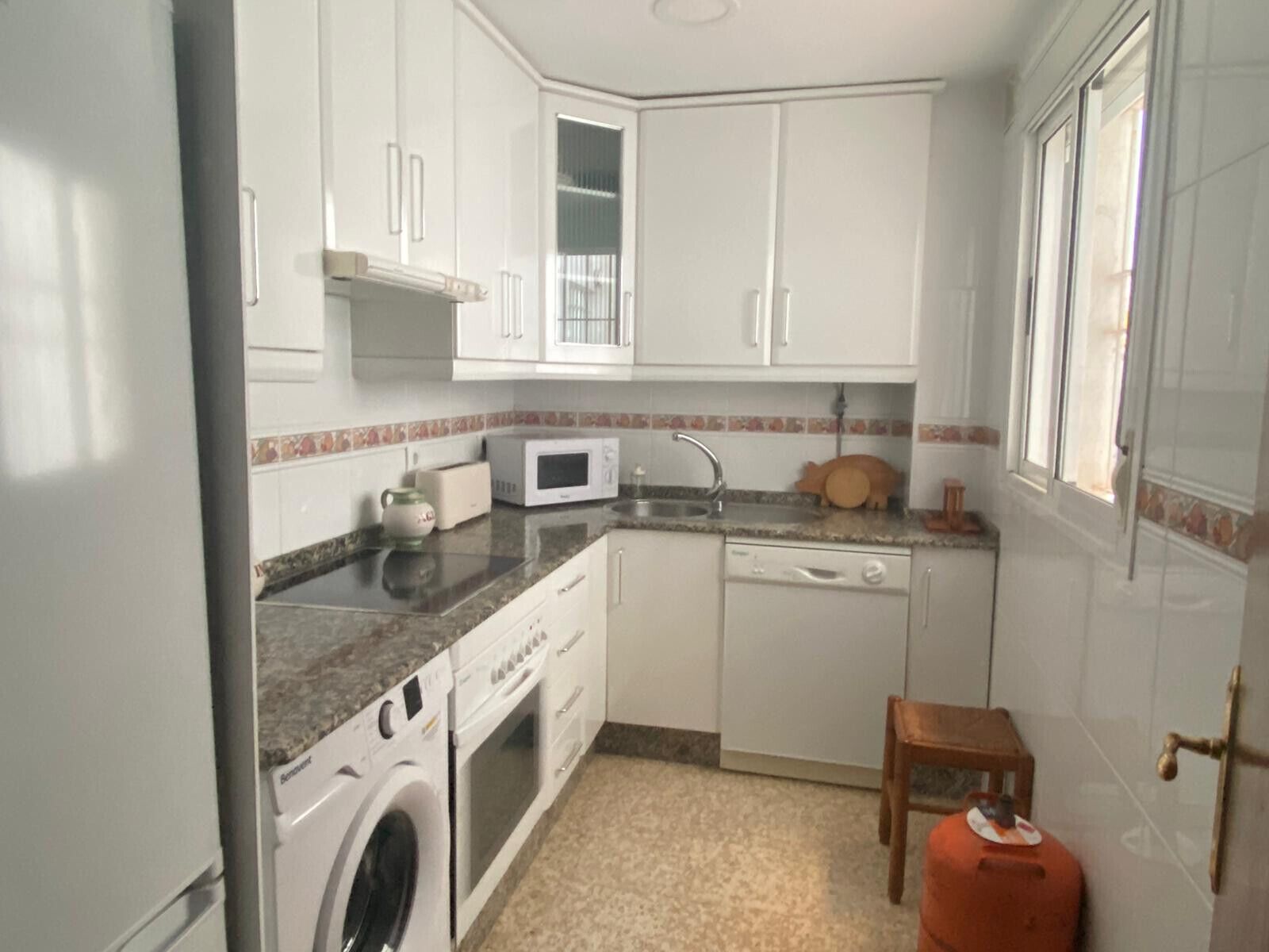 Kjøleskap, mikrobølgeovn, ovn og kokeplater