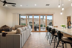 Living area - Mission de los Robles - Paso Robles Vineyard Vacation Rental near Wineries (Paso Robles)