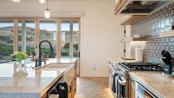 Mikrobølgeovn, kogeplade, opvaskemaskine, kaffe-/temaskine