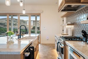 Micro-ondes, plaque de cuisson, lave-vaisselle, cafetière/bouilloire