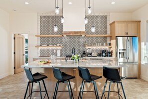 Four à micro-ondes, surface de cuisson, lave-vaisselle