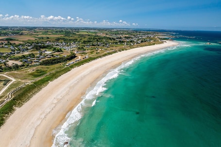 Beach nearby. Holiday Home 'Ty Reuniou - La Grange' with Sea View, Shared Terrace and Wi-Fi