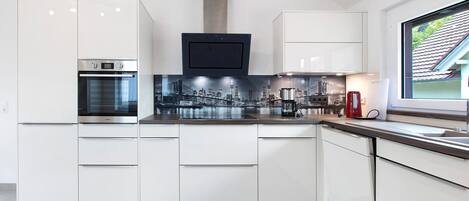 Fridge, oven, stovetop, dishwasher