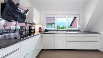 Fridge, oven, stovetop, dishwasher