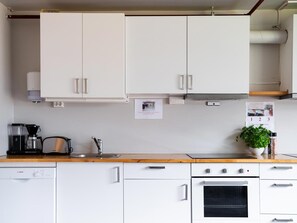 Fridge, microwave, oven, stovetop - Trolltunga Hostel (Ullensvang)