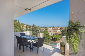 Outdoor dining - Villa with panoramic views in great location (Las Lagunas de Mijas)
