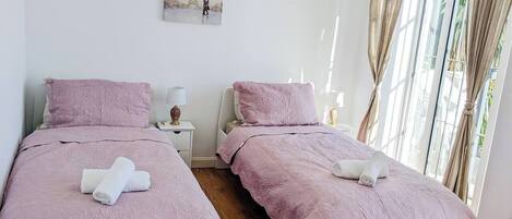 3 chambres, fer et planche à repasser, Wi-Fi, draps fournis