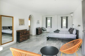 4 bedrooms, iron/ironing board, travel cot, free WiFi - Pool bar, luxury kitchen, views (Mijas)