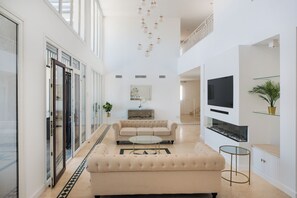 Smart-tv, een open haard en een tafeltennistafel