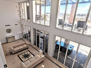 Smart-tv, een open haard en een tafeltennistafel