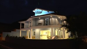 Front of property - evening/night - Flats Catamarã (Angra dos Reis)