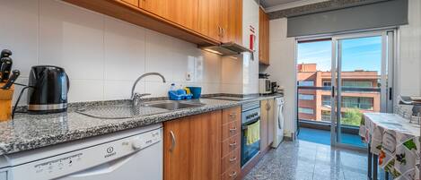 Kylskåp, mikrovågsugn, ugn och spishäll