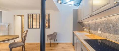 Jääkaappi, mikroaaltouuni, uuni, astianpesukone