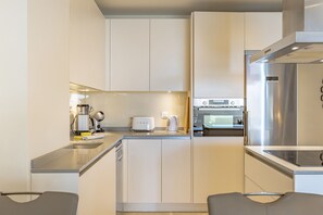 冷蔵庫、電子レンジ、オーブン、コンロ