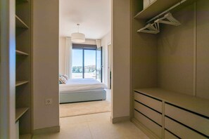 2 habitaciones, tabla de planchar con plancha y cuna de viaje 