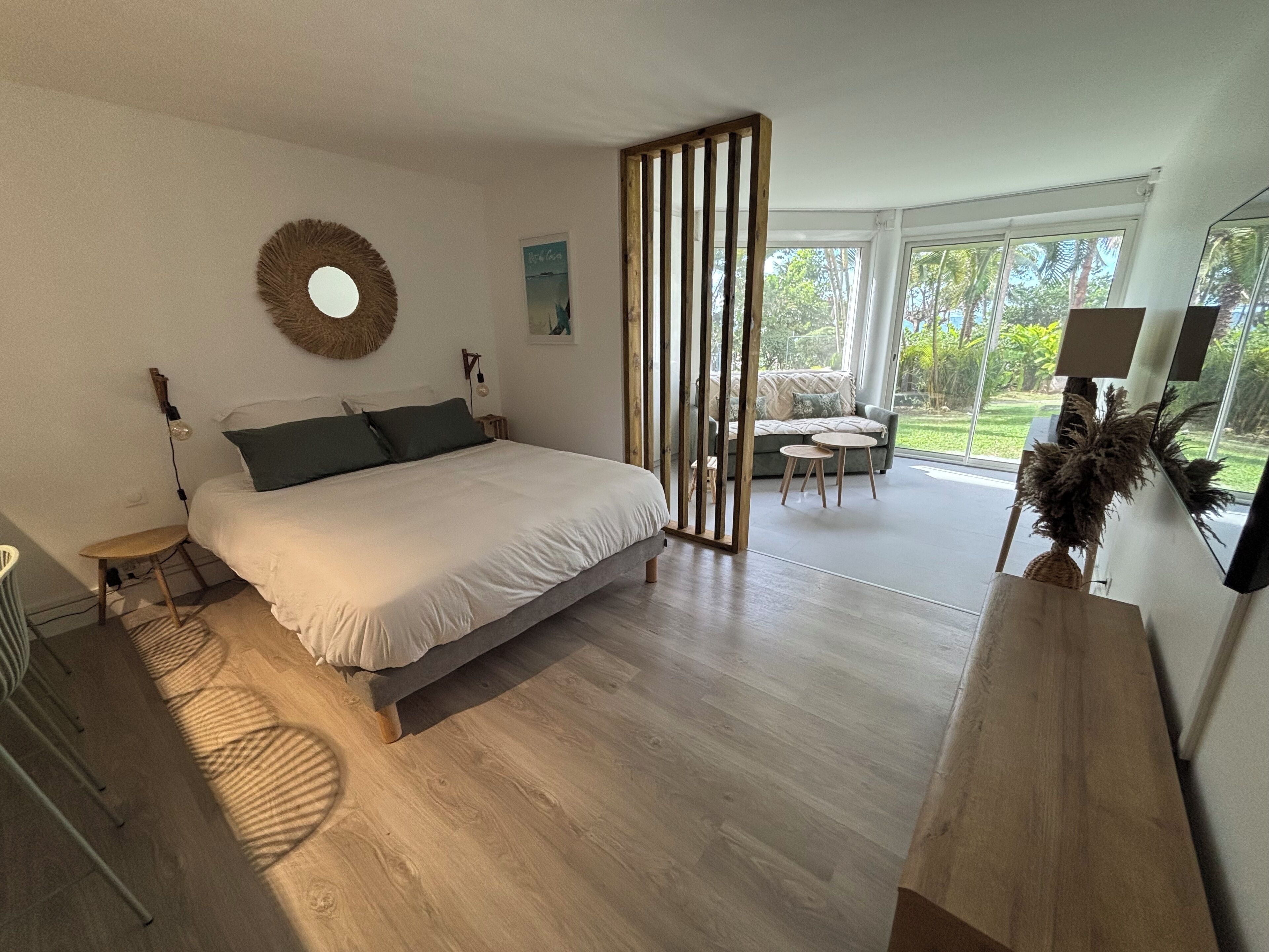 1 dormitorio, escritorio, tabla de planchar con plancha y cuna de viaje