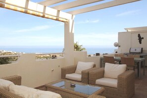 Outdoor dining - Penthouse: 3 terraces & panoramic sea views (Calahonda)