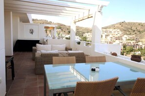 Outdoor dining - Penthouse: 3 terraces & panoramic sea views (Calahonda)