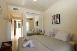 2 bedrooms, iron/ironing board, travel crib, WiFi - Penthouse: 3 terraces & panoramic sea views (Calahonda)