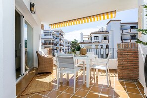 Outdoor dining - Premium apartment close to beach with 2 pools (Calahonda)