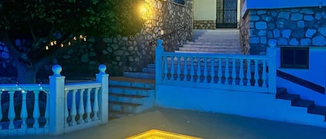 Lämmitetty uima-allas