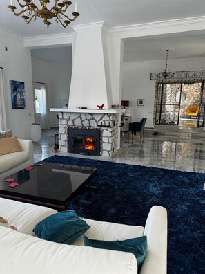 Smart TV, fireplace