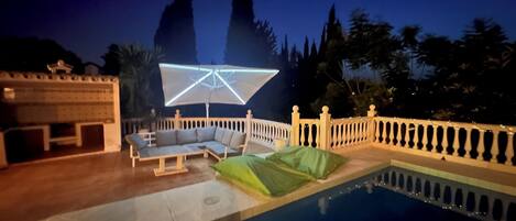 Een verwarmd zwembad