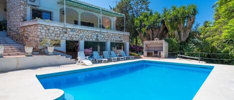 حمّام سباحة مُدفَّأ