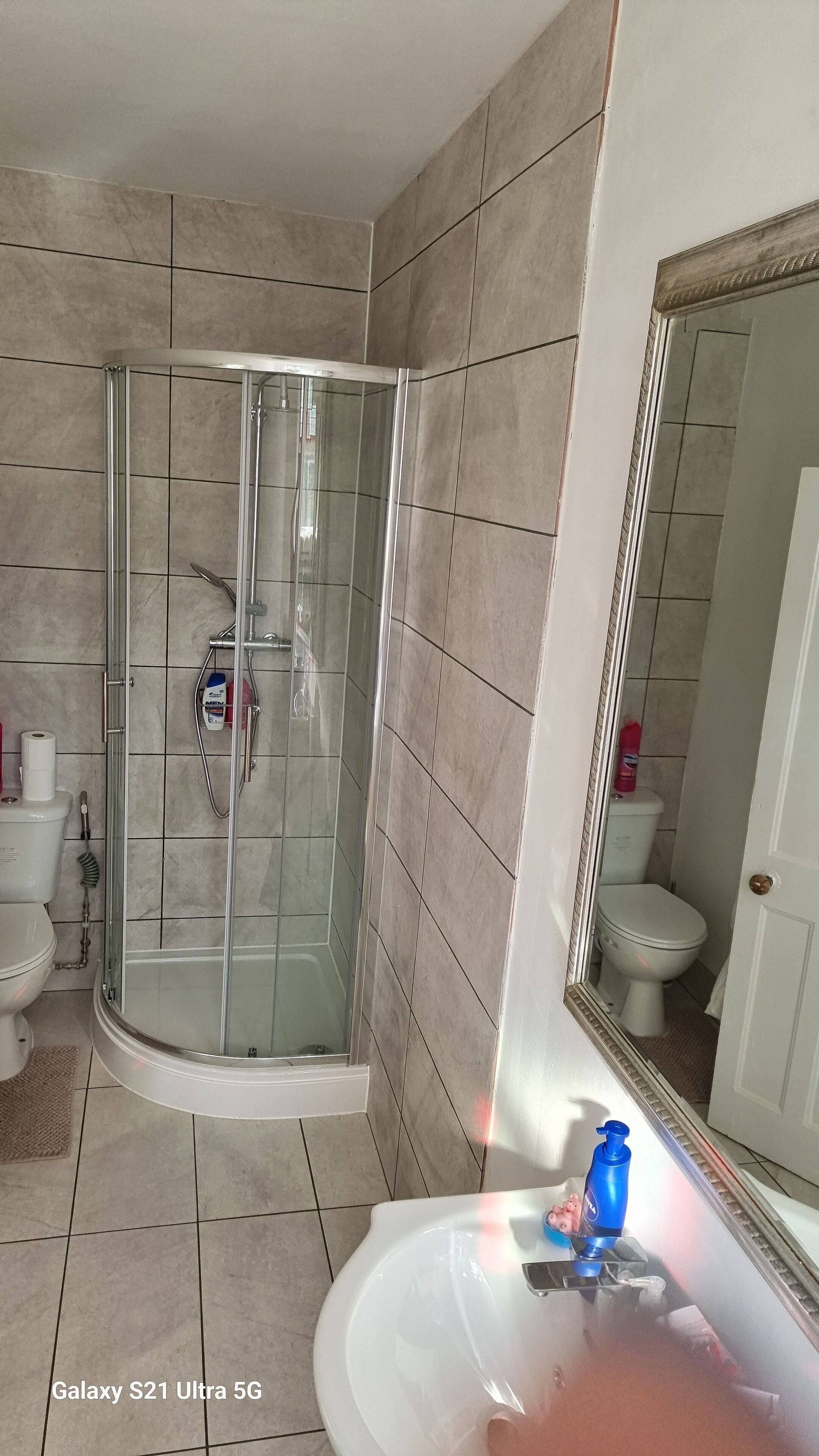 Dusj, hårføner, bidé og håndklær