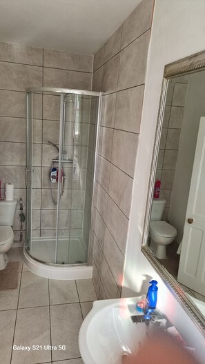 Bruser, hårtørrer, bidet, håndklæder