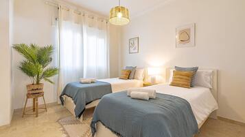 4 habitaciones, escritorio y tabla de planchar con plancha