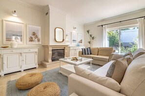 智能电视、壁炉、书