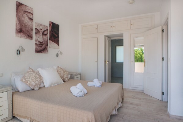 3 bedrooms, desk, iron/ironing board, travel cot