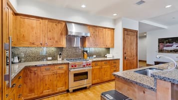 Apartamento, 3 habitaciones | Cocina privada | Frigorífico, horno, cafetera o tetera y tostadora