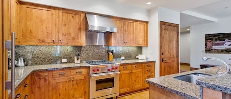 Condo, 3 Bedrooms | Private kitchen | Fridge, oven, coffee/tea maker, toaster