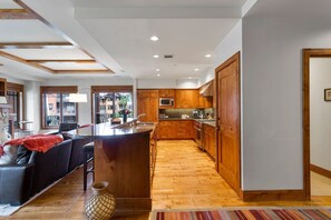 Appart'hôtel, 3 chambres | Cuisine privée | Réfrigérateur, four, cafetière/bouilloire, grille-pain