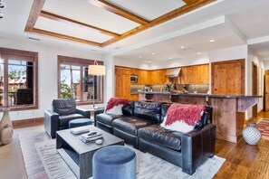 Appart'hôtel, 3 chambres | Coin séjour | TV connectée