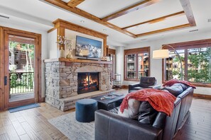 Appart'hôtel, 3 chambres | Coin séjour | TV connectée