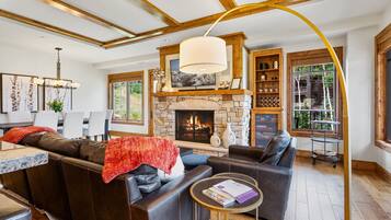 Apartamento, 3 habitaciones | Zona de estar | Una Smart TV