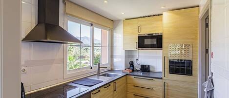 Een koelkast, een microgolfoven, een oven, een kookplaat