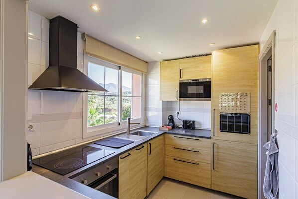 Fridge, microwave, oven, stovetop