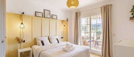 3 makuuhuonetta, työpöytä, silitysrauta/-lauta, vauvan matkasänky