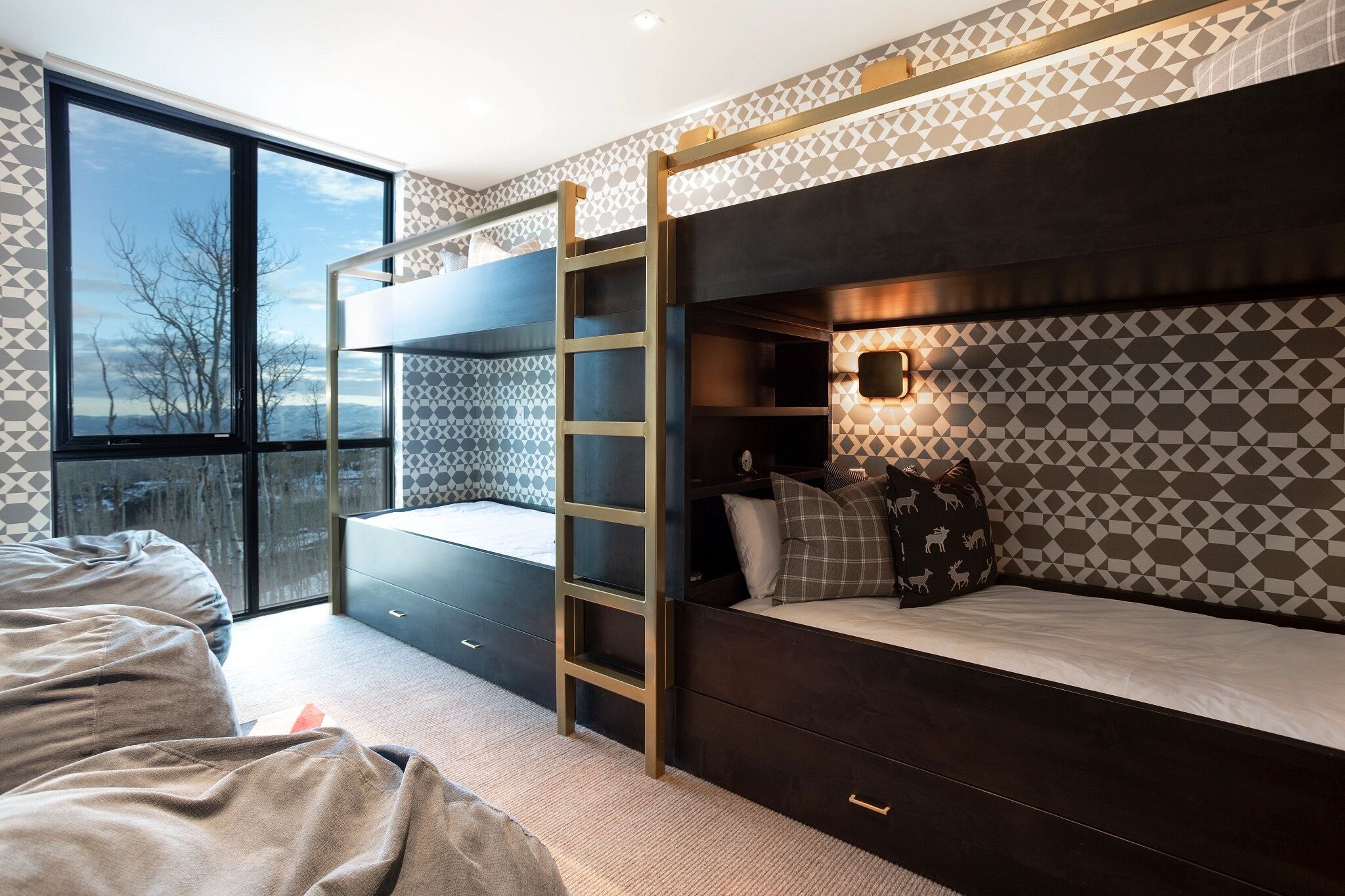 Un dormitorio moderno con una litera, una escalera y un ventanal con vistas a la ciudad.