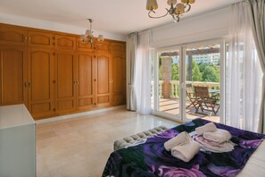 4 bedrooms, iron/ironing board, travel cot, free WiFi