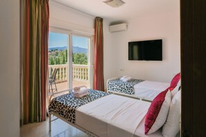 4 عدّة غرف نوم ومكواة/لوح كي وسرير سفر وواي فاي مجانًا