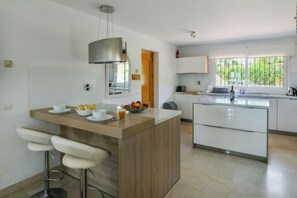 ثلاجة، ميكروويف، فرن، موقد طهي مسطح