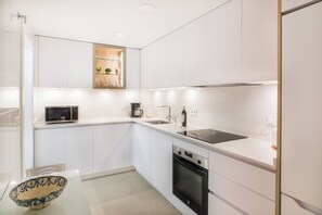 Kühlschrank, Mikrowelle, Ofen, Herdplatte
